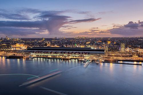 Skyline Amsterdam tijdens zonsondergang