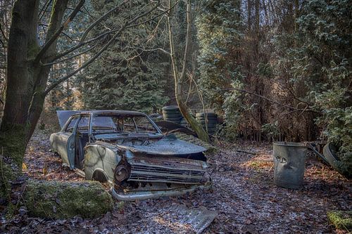 Opel Kadett in het bos