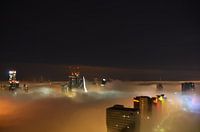 Rotterdam de nuit dans la brume.