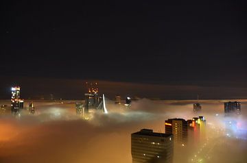 Rotterdam by Night in the mist. van Marcel van Duinen
