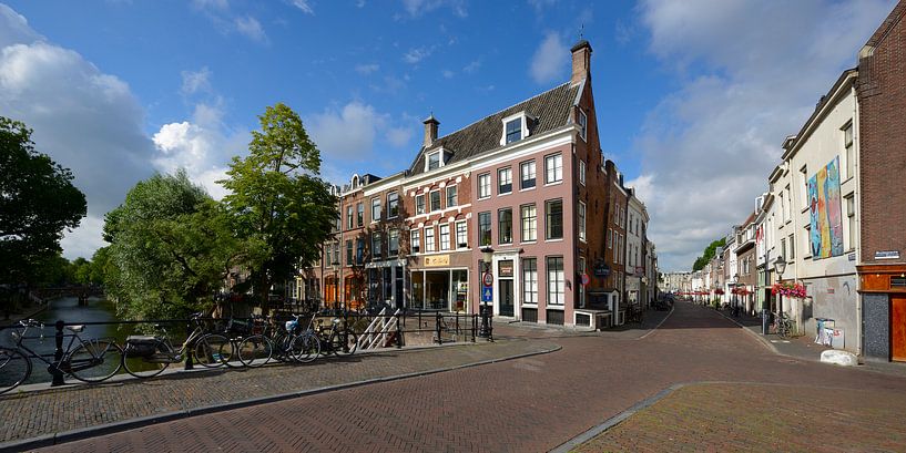 Corner of Oudegracht and Lange Smeestraat in Utrecht by In Utrecht