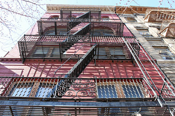 Feuerleitern in einem Wohnhaus in New York