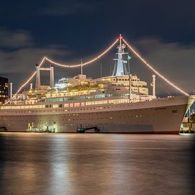 SS Rotterdam bij nacht in de Maashaven Rotterdam van Peet de Rouw