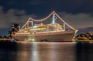 SS Rotterdam bij nacht in de Maashaven Rotterdam van Peet de Rouw