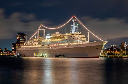 SS Rotterdam bei Nacht im Maashaven von Rotterdam