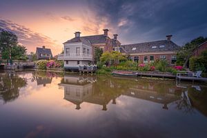 Avondlicht en reflecties bij het oude kantongerecht in Onderdendam