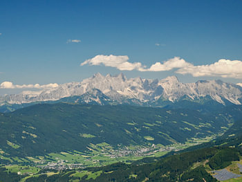Alpenpanorama über dem Tal