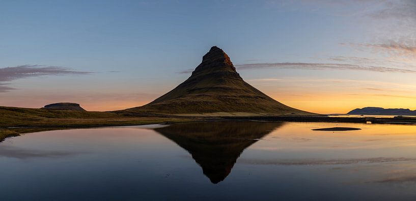 Reflet de Kirkjufell au lever du soleil. par Bart Ceuppens