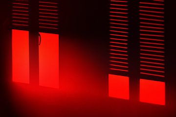 Mysterieus raam verlicht met rood licht van Catalina Morales Gonzalez