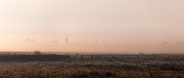 Panoramafoto mistige wei bij ochtendlicht van Percy's fotografie