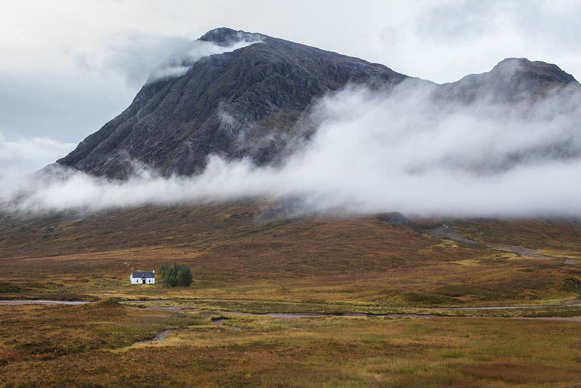 Lonely house in the Scottish Highlands by Paul Begijn