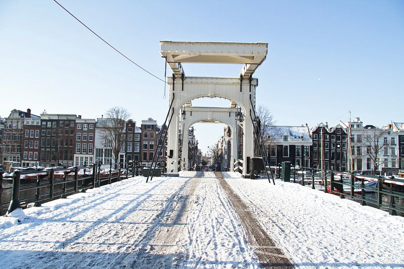 Verschneite Magere Brücke in Amsterdam im Winter von Eye on You