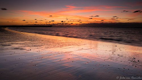 Coucher de soleil à Vrouwenpolder sur Jules van Rosmalen