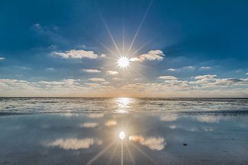 Zonsondergang boven Het Wad op een windstille avond . von Harrie Muis