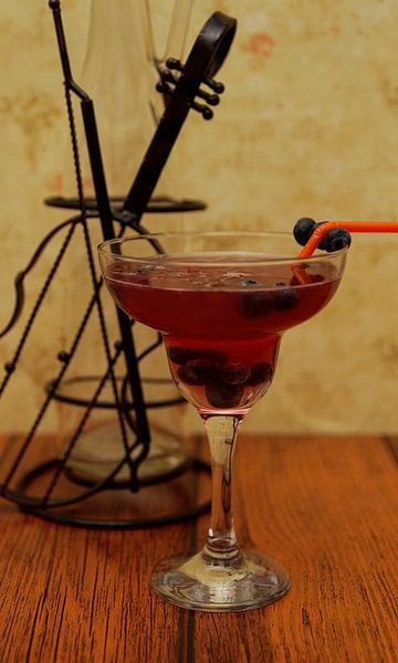 Kokosnusslikör-Rum-Johannisbeer-Sirup-Cocktail. von Babetts Bildergalerie