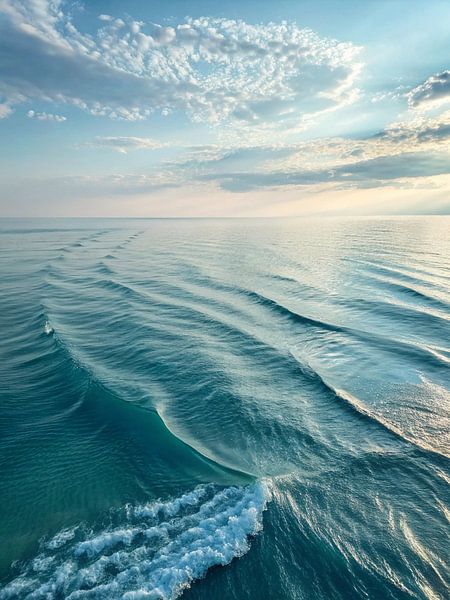 Rythmes sereins de l'océan : Eaux azurées et horizons infinis sous un ciel chuchotant par Artistic
