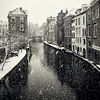 Lichte en donkere Gaard in Utrecht tijdens een sneeuwbui  in vintage look (monochroom) van De Utrechtse Grachten