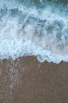 Turquoise golf op strand | Zon zee en zand | Natuur- en reisfotografie van HelloHappylife