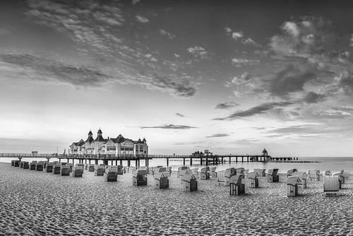 Strand van Sellin op Rügen met pier in zwart-wit.