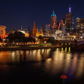 Melbourne in Australië bij nacht, de skyline licht op. van Jiri Viehmann