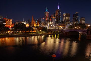 Melbourne in Australië bij nacht, de skyline licht op. van Jiri Viehmann
