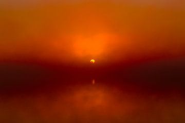 Foggy Sunrise 'Red' van William Mevissen