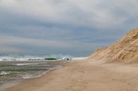 Golven met schuimkoppen, goudgeel stuivend strandzand, aan de kust van de Atlantische Oceaan bij Obidos, Portugal. van Marjolein Zijlstra thumbnail