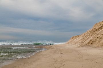 Golven met schuimkoppen, goudgeel stuivend strandzand, aan de kust van de Atlantische Oceaan bij Obidos, Portugal. van Marjolein Zijlstra