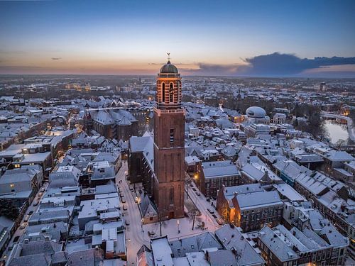 Tour de l'église Peperbus de Zwolle lors d'un lever de soleil hivernal froid