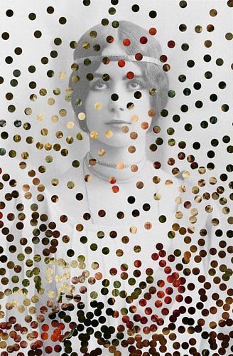 Portret van jonge vrouw met confetti van bloemstilleven