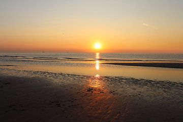 Zonsondergang op Zantvoort van Arie Kattenberg