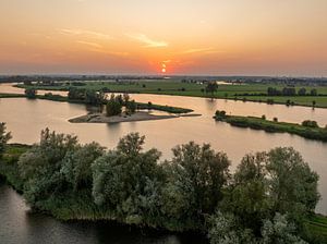 IJssel-Landschaft bei Sonnenuntergang von oben gesehen