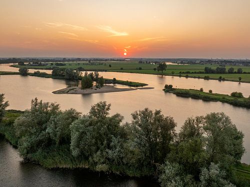 IJssellandschap tijdens zonsondergang van bovenaf gezien