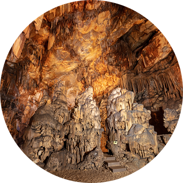 Vranjaca Groyt met stalagnieten en stalagtieten in centrum Kroatie van Joost Adriaanse