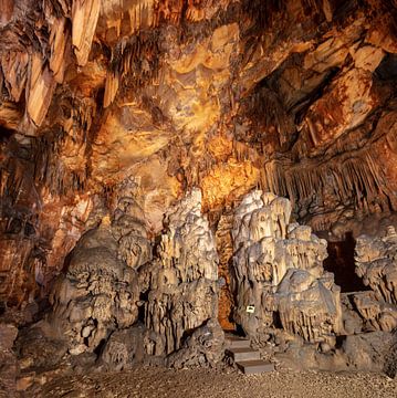 Vranjaca Groyt met stalagnieten en stalagtieten in centrum Kroatie
