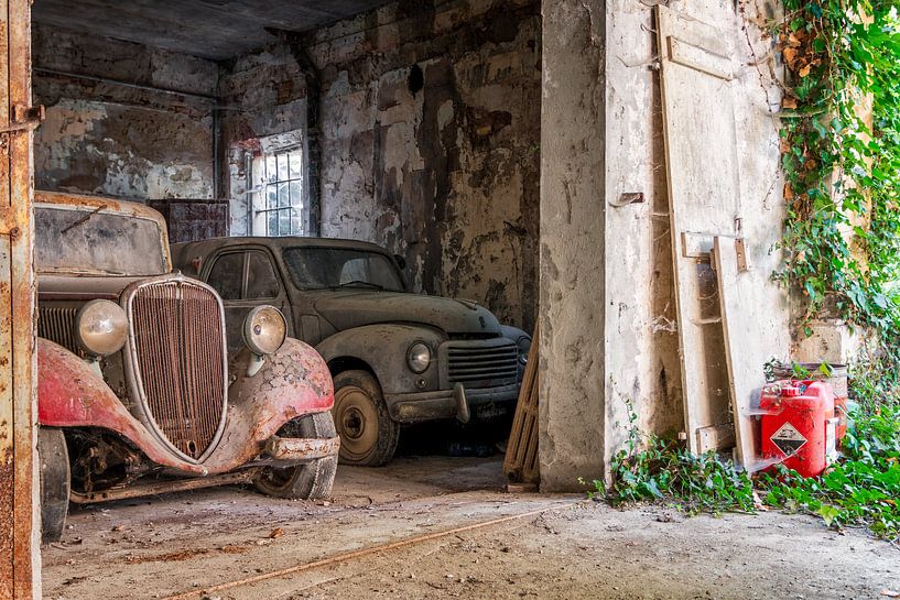 Verlaten auto's in de garage van Gentleman of Decay