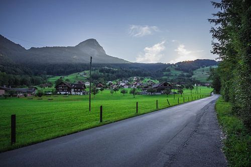 Zonsopgang achter de bergtop