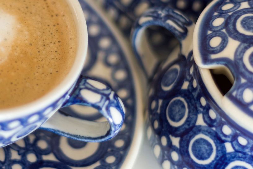 Café dans la vaisselle bleue par Laura Weijzig