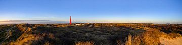 Schiermonnikoog vue panoramique dans les dunes avec le phare sur Sjoerd van der Wal Photographie