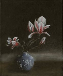 Stilleven met Magnolia bloesems, Magnolia blumen van Helga Pohlen - ThingArt