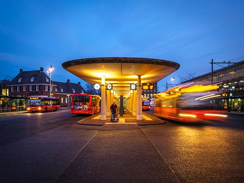 Het Busstation van Hengelo Gelderland in de avond met lange sluitertijd genomen