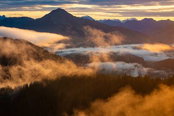 Bergen in de mist van Martin Wasilewski