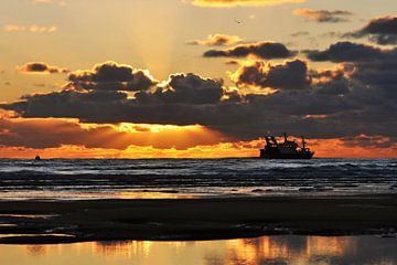 Viskotter op Noordzee van Ronald Timmer