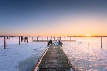 Schaatsen op het Veluwemeer tijdens zonsondergang | Winter | Holland van Marijn Alons