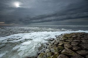 Dunkle Wolken über einem zugefrorenen IJsselmeer!
