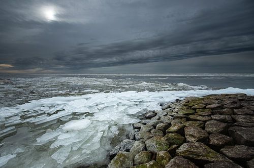 Donkere wolken boven een bevroren IJsselmeer!
