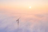 Bouwkraan boven de Mist