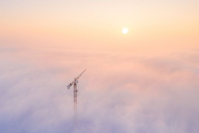 Bouwkraan boven de Mist van Droninger