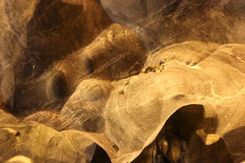 Visage de chien sur le mur lisse de la grotte. par kall3bu