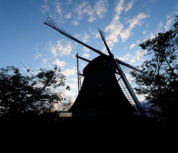 silhouet van een molen van Michel Knikker
